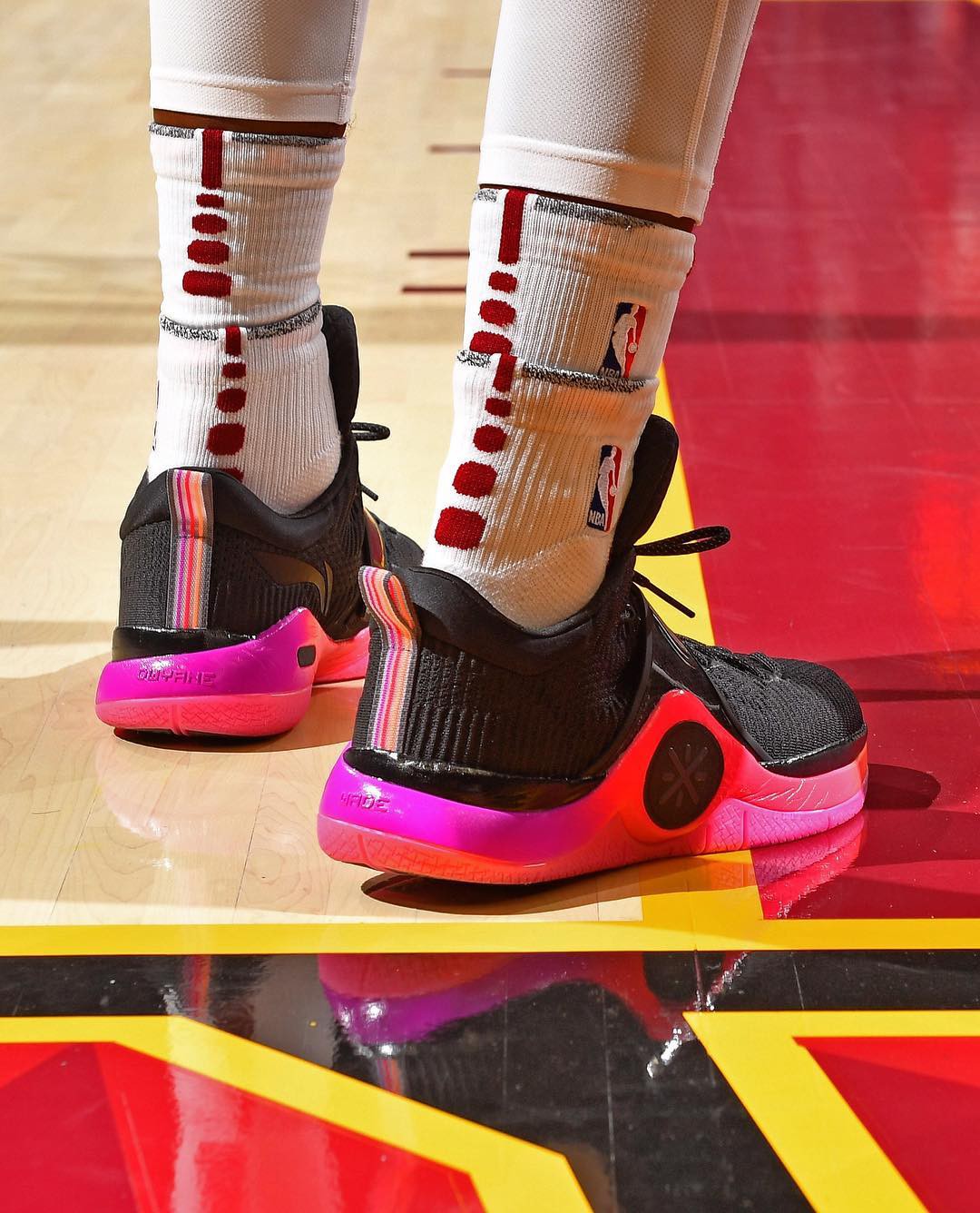 Trong số các cầu thủ NBA bắt tay với các thương hiệu Trung Quốc, Dwyane Wade chính là người giàu nhất và sở hữu mẫu giày gần như tốt nhất. Mẫu Lining Wade of Wade 6 của anh đang nhận được rất nhiều lời khen từ các trang đánh giá cả về mặt ngoại hình lẫn khả năng thể hiện ở trên sân.