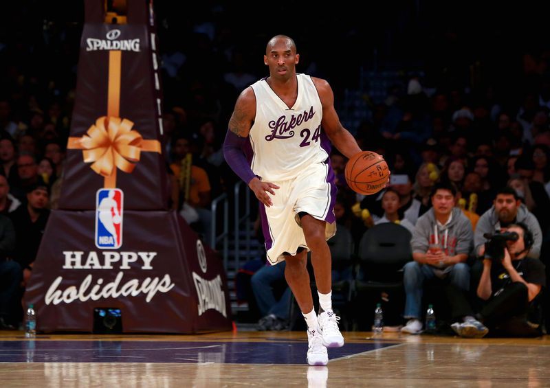 Kobe Bryant thi đấu với mẫu áo đặc biệt tại Christmas Game năm 2015.