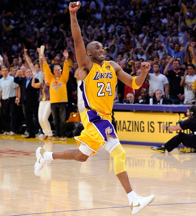 Cảm xúc của Kobe Bryant sau khi Game 7 kết thúc, trên chân anh là phối màu “Big Stage Home”.