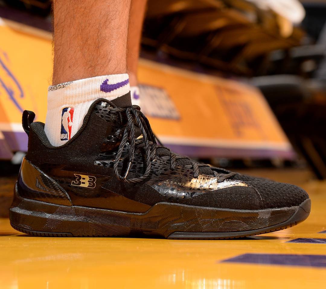 Cuối cùng, chúng ta không thể bỏ qua chàng tân binh gây nhiều chú ý nhất những ngày vừa qua. Lonzo Ball đang có màn ra mắt khá tốt trong mẫu giày thửa Big Baller Brand ZO2 Remix của anh. Mẫu giày được bán với cái giá cắt cổ 500$ này đang gây sốt vì có nhiều điểm tương đồng với một mẫu giày khác của thương hiệu BrandBlack.