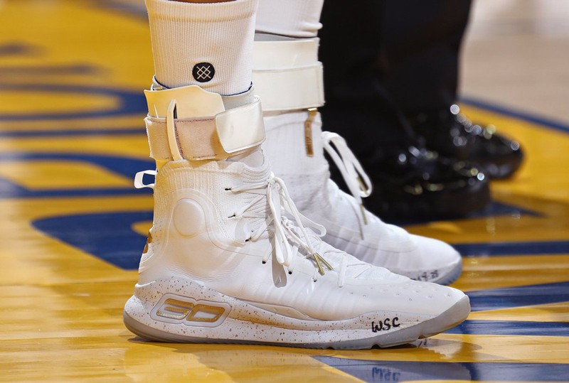Thế hệ thứ 4 của dòng giày Curry được Steph ra mắt ngay tại NBA Finals 2017.