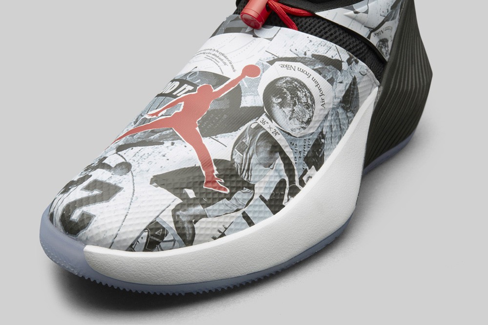 Một bên là Logo Jordan.