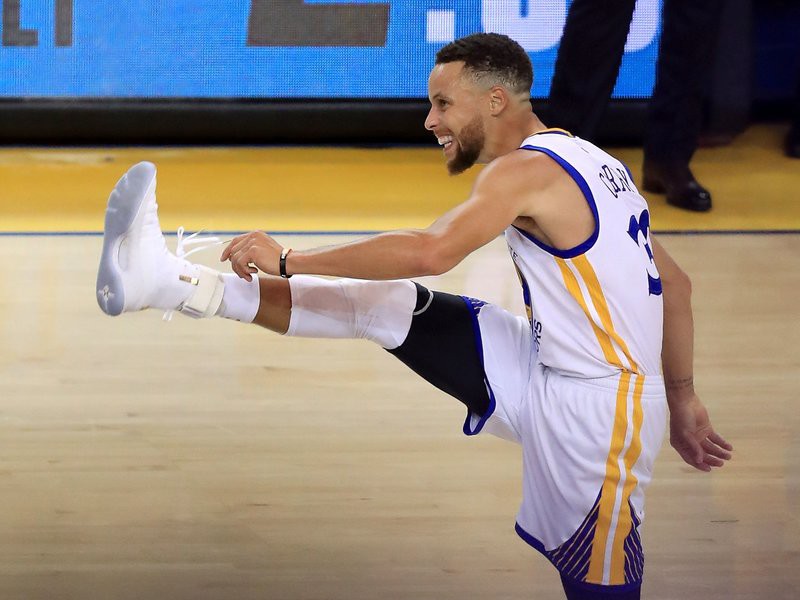 Pha đá chân ăn mừng của Stephen Curry tại Game 1 Finals 2017.