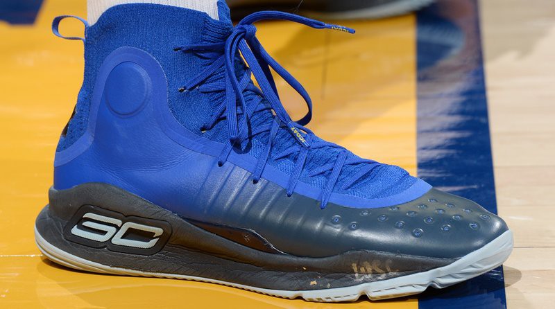 Under Armour Curry 4 “More Fun” trên chân của Stephen Curry.