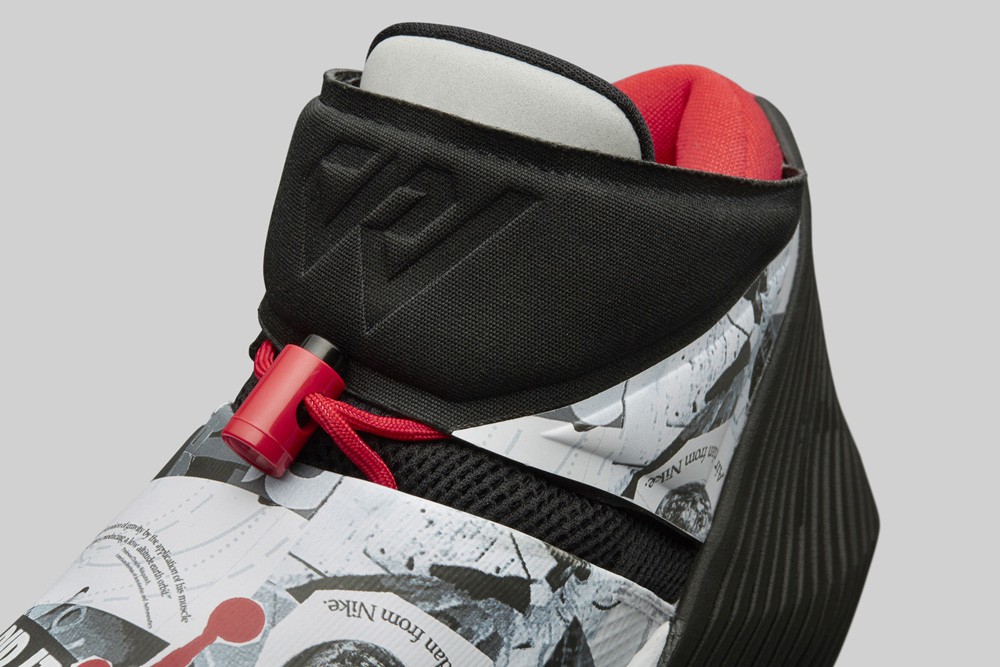 Logo của Westbrook dập chìm và cùng màu với dải strap.