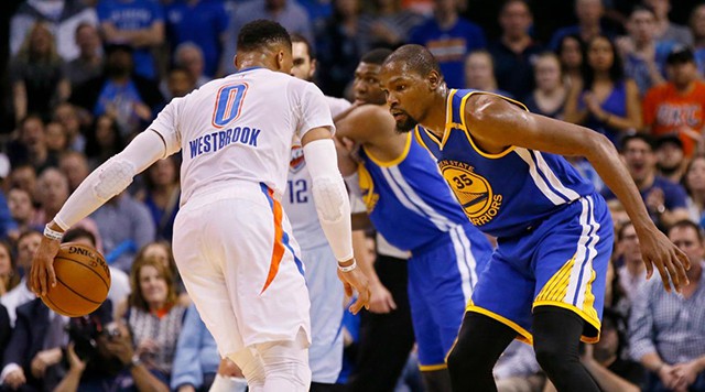 Russell Westbrook đối đầu với Kevin Durant.