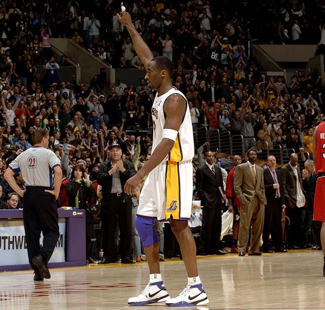 Kobe Bryant được thay ra sau khi hoàn thành 81 điểm trước Toronto Raptors. Trên chân anh là Zoom Kobe 1 phối màu trắng/đen/tím.