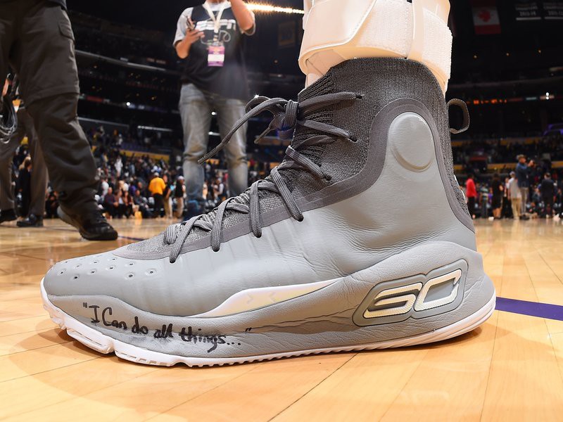 Cận cảnh mẫu Under Armour Curry 4 “More Buckets” trên chân Steph.
