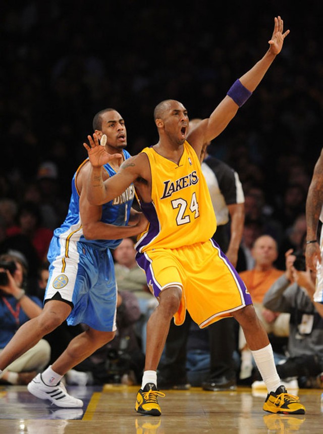 Kobe Bryant lên sân cùng phối màu “Bruce Lee”.
