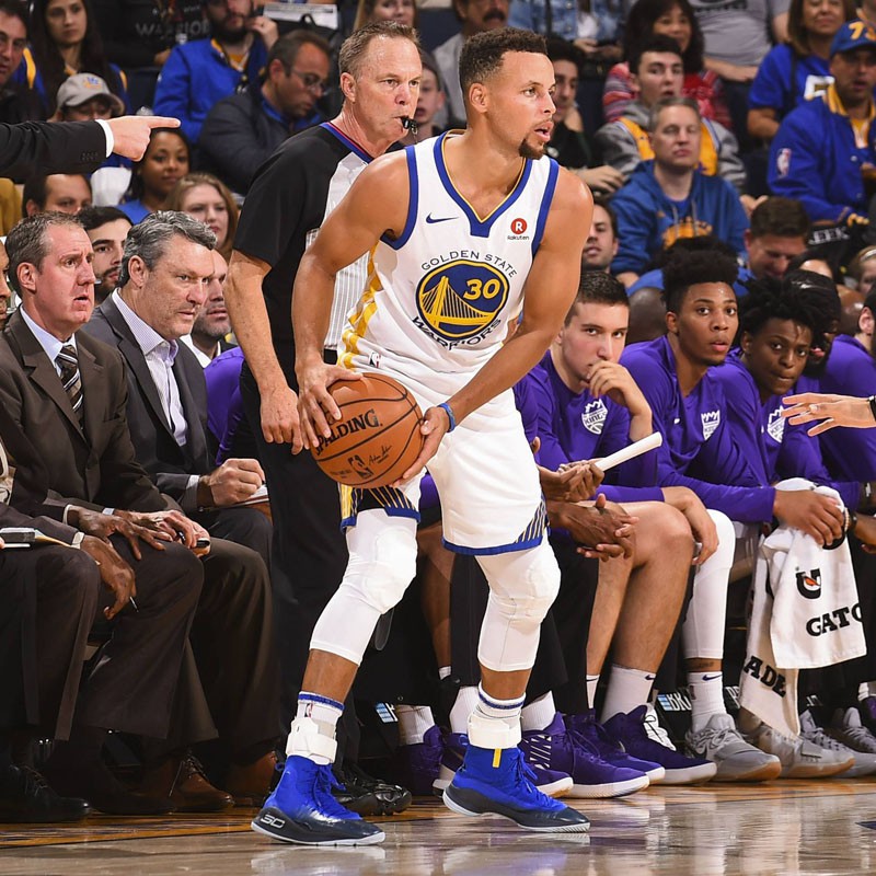 Stephen Curry thi đấu cùng Under Armour Curry 4.