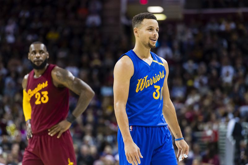 Stephen Curry đối đầu với LeBron James tại trận đấu Giáng Sinh năm 2016.