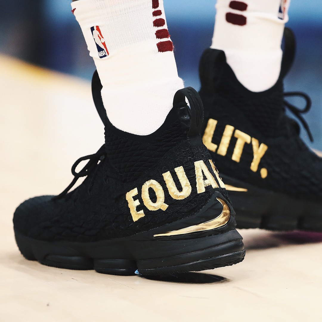 Nike LeBron XV “Equality” PE trên chân của LeBron James.