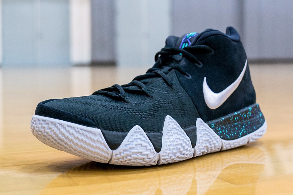 Nike Kyrie 4 Black/White.