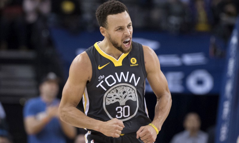 Stephen Curry mới vừa trở lại sau khi phải ngồi ngoài gần một tháng vì chấn thương mắt cá.