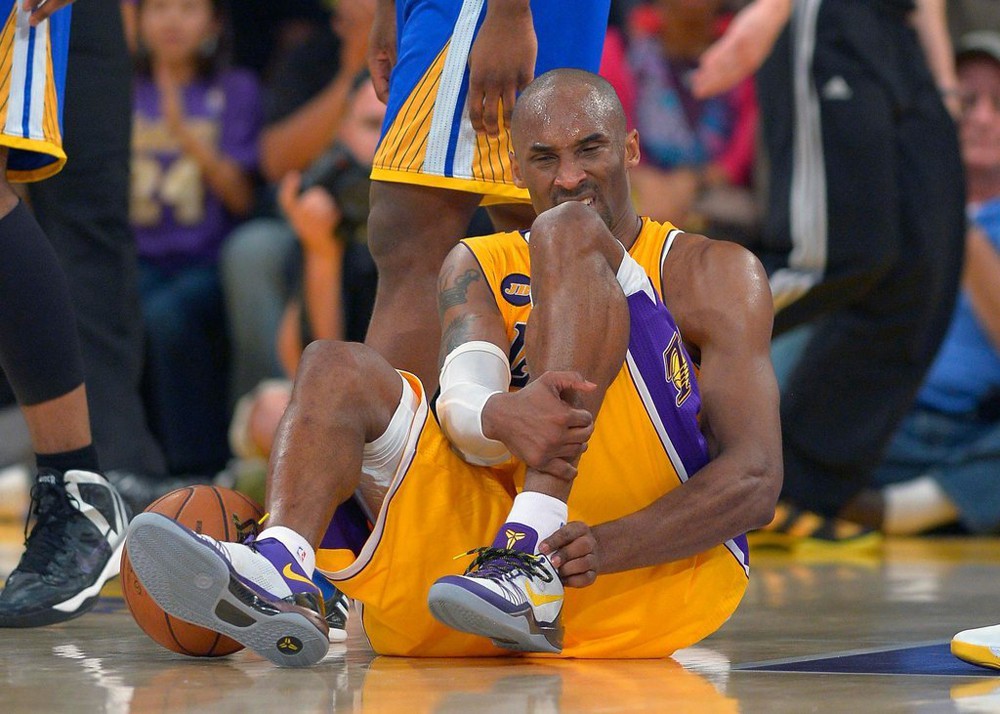 Kobe Bryant là người gần nhất đứt hoàn toàn gân gót chân giống DeMarcus Cousins.