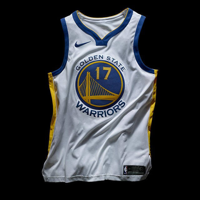Một mẫu áo thi đấu của Golden State Warriors do Nike thiết kế.