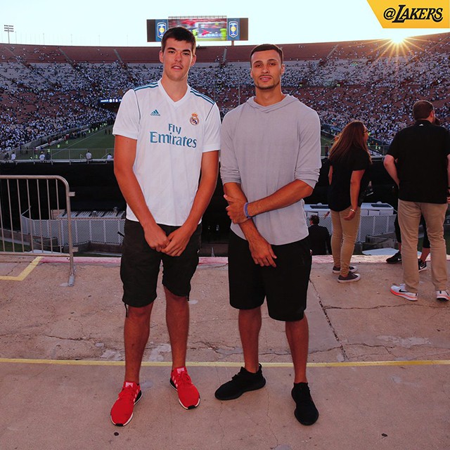 Larry Nance Jr. và Ivica Zubac của Los Angeles Lakers đến xem một trận đấu bóng đá tại giải giao hữu quốc tế ICC 2017 tổ chức tại Los Angeles.