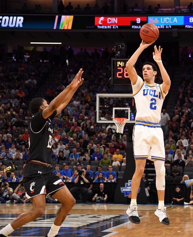  Lonzo Ball từng ném rổ rất hiệu quả tại UCLA.