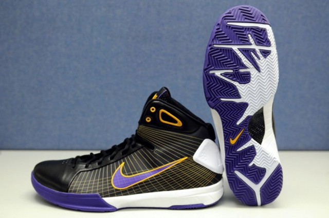 Cận cảnh một đôi Hyperdunk “Hybrid” của Kobe Bryant.