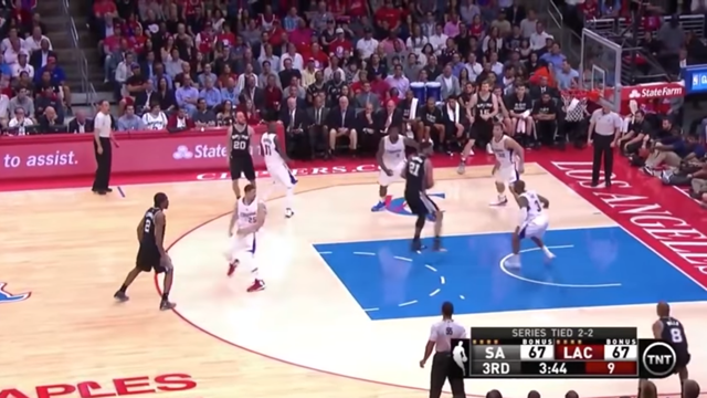 Tim Duncan chạy cắt rồi sau đó chuyền ra cho đồng đội.