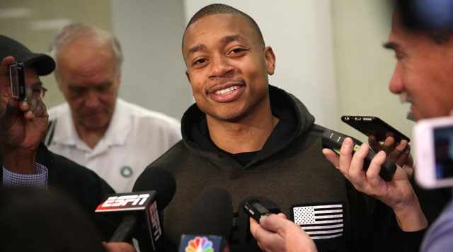 Isaiah Thomas bị phóng viên vây quanh sau khi thương vụ chính thức thành công.