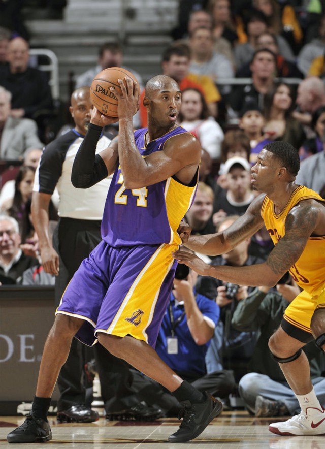 Phối màu Blackout trên chân Kobe Bryant.