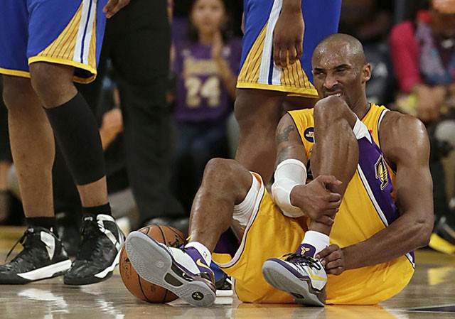Kobe Bryant bị dứt dây chằng gót chân trong trận đấu gần cuối mùa giải.