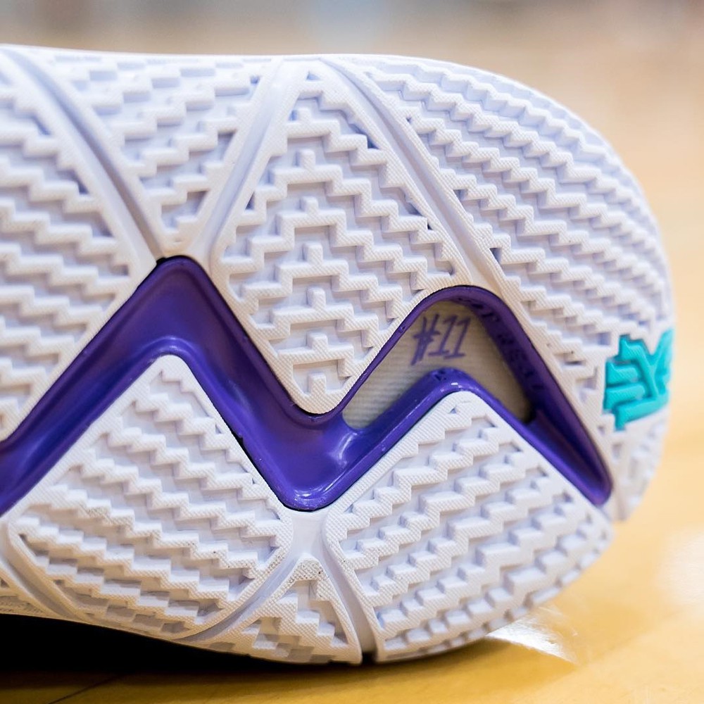 “Cửa sổ” zoom ở dưới gót của Nike Kyrie 4.