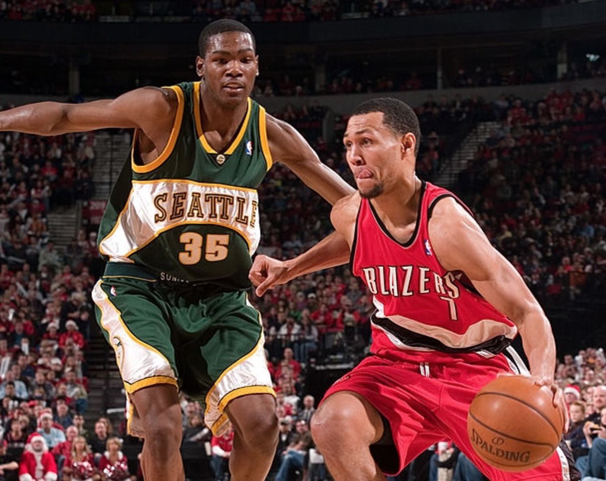 Kevin Durant đối đầu với Brandon Roy trong ngày Giáng Sinh năm 2007.
