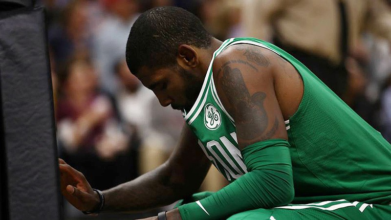 Trọng trách tỏa sáng trên vai Kyrie Irving là rất lớn.