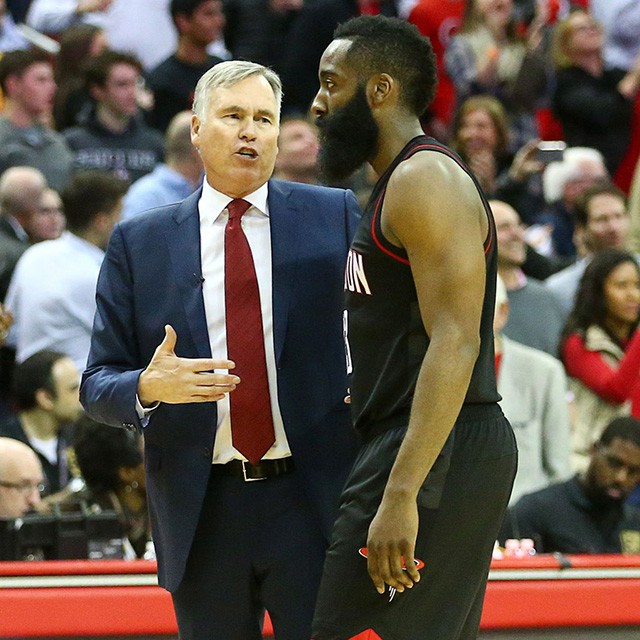 Mike D’Antoni đưa ra các chỉ đạo cho James Harden trong trận đấu.