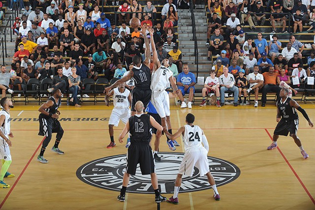 Tip-off trong một trận đấu tại Drew League