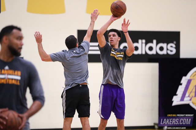 Một số chuyên gia không mấy lạc quan về khả năng ném rổ của Lonzo Ball.