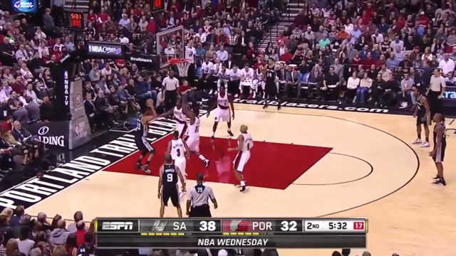 Tim Duncan khi nhận bóng đã hút đến 3 cầu thủ của Portland vào trong, tạo ra khoảng trống mênh mông ở khu vực vòng 3 điểm cho West, Leonard và Green.