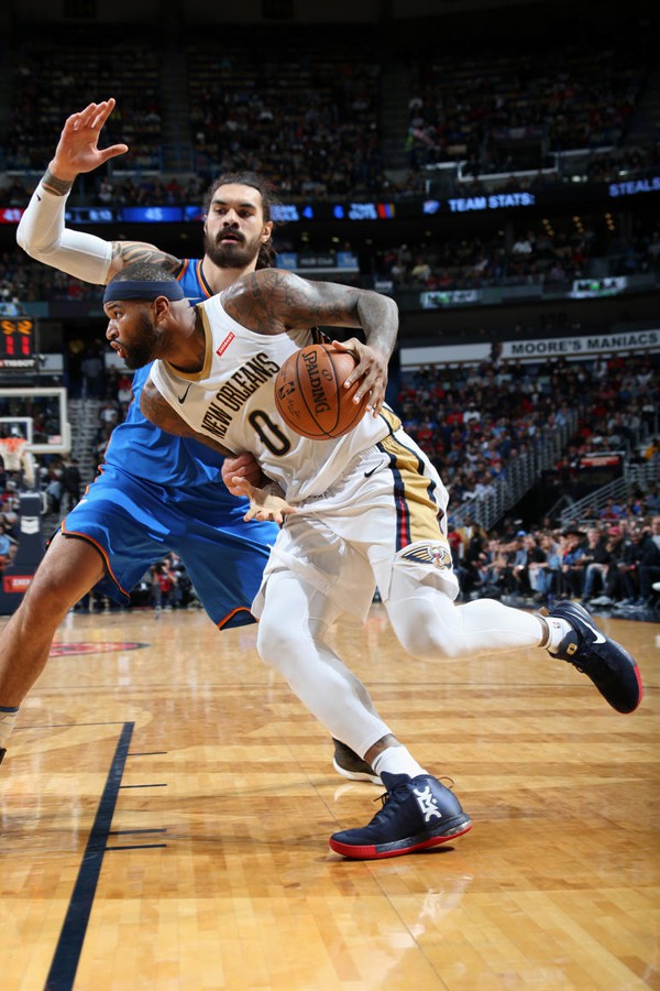 DeMarcus Cousins trong trận đấu với Oklahoma City Thunder.
