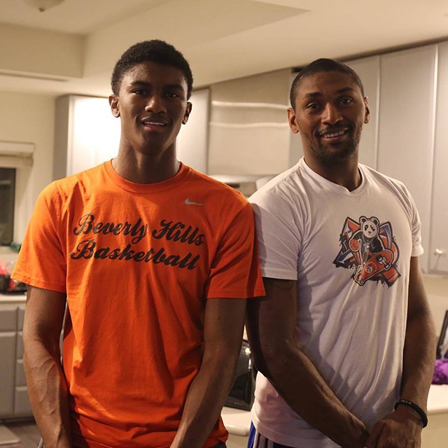 Hai cha con nhà Metta World Peace.