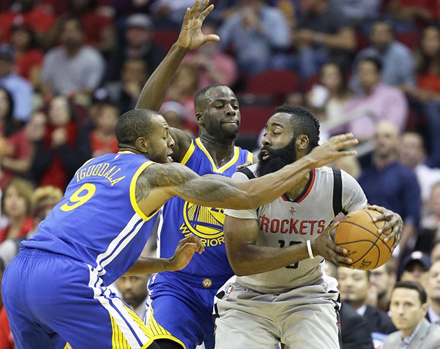 Houston Rockets tận dụng tối đa lợi thế hút người kèm của James Harden để kéo về nhiều quả 3 điểm hơn cho các đồng đội.