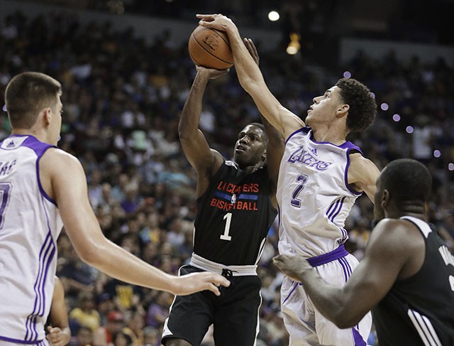 Lonzo Ball trong một pha block thành công.