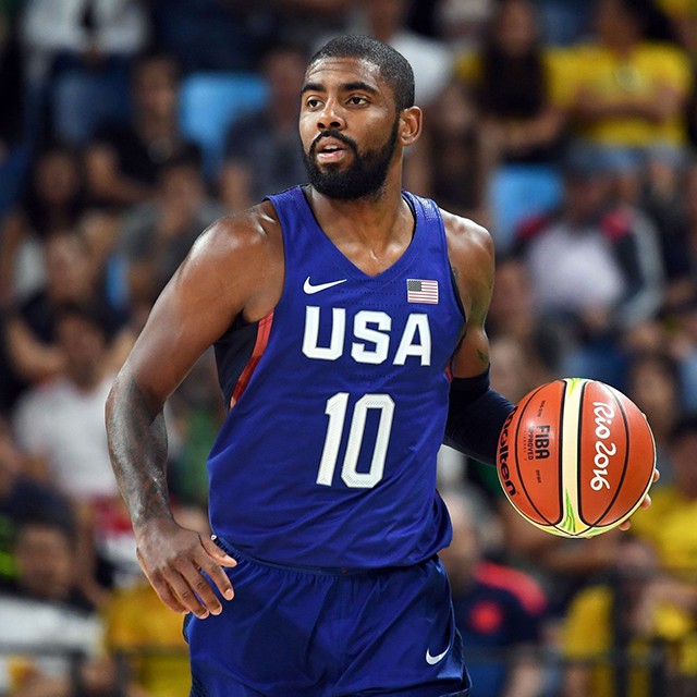 Kyrie Irving thi đấu trong đồng phục tuyển bóng rổ Mỹ do Nike sản xuất.