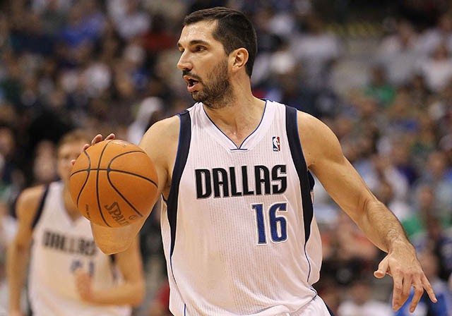 Peja Stojakovic là một trong những cầu thủ xuất thân từ châu  u thi đấu tốt nhất tại NBA.