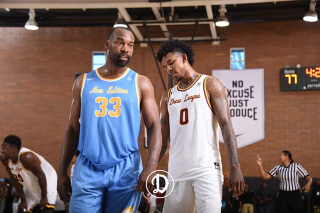 Baron Davis (áo xanh) đã kéo rất nhiều ngôi sao NBA về thi đấu tại Drew League trong suốt 20 năm anh chơi tại The Drew.