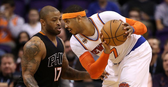 P.J. Tucker phòng thủ Carmelo Anthony.