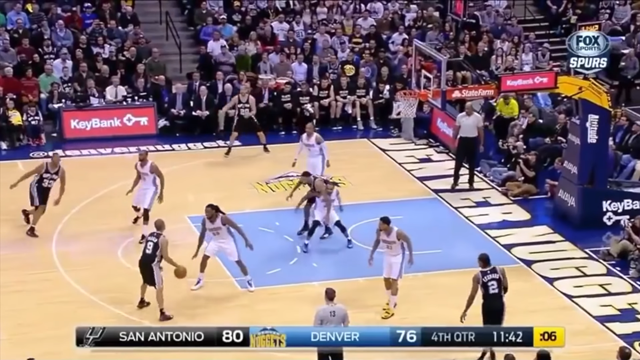 Vì Tim Duncan chưa lấy chỗ được một cách hoàn toàn nên Tony Parker sẽ không chuyền vào trong. Thay vào đó, Parker sẽ đưa bóng sang cho Manu Ginobili đang ở cánh trái.