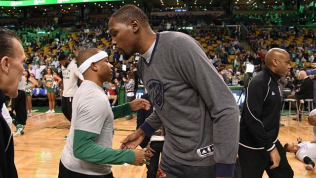 Kevin Durant luôn có sự ủng hộ của Isaiah Thomas.