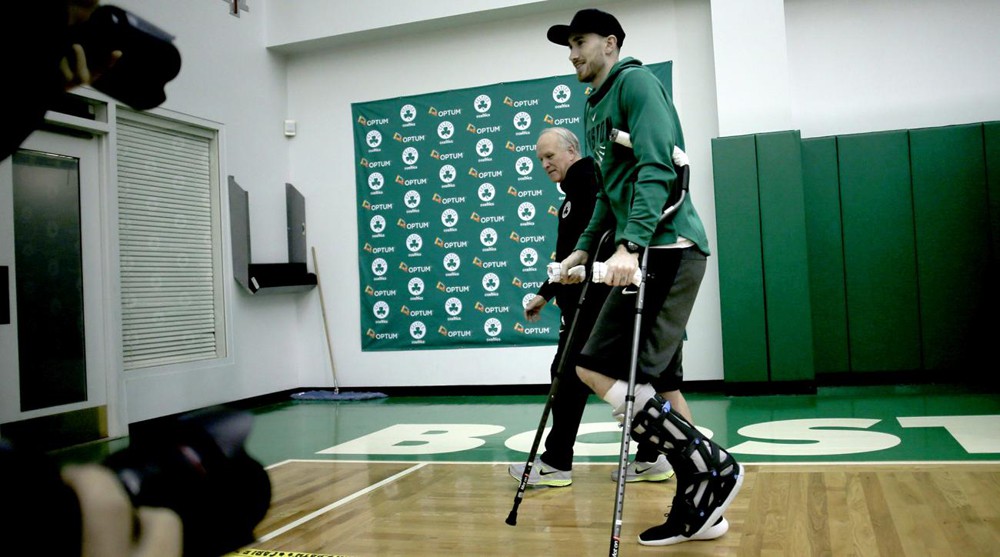 Gordon Hayward vẫn đang sống cùng chiếc nạng.