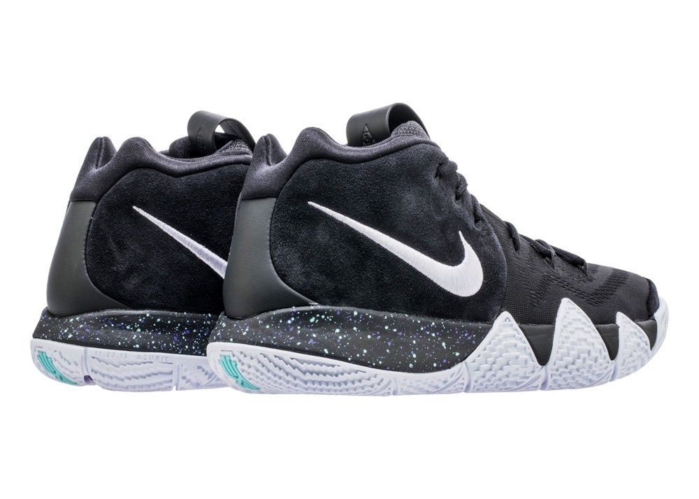 Tổng thể vùng gót với phần da lộn, Swoosh Nike thêu nổi và heel-counter được làm từ da giả tự nhiên.