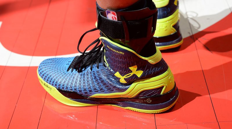 Under Armour ClutchFit Drive trên chân của Stephen Curry.