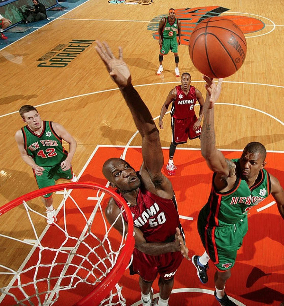 Bộ đồng phục “St.Patrick” được Knicks sử dụng với màu xanh lá, khác với hai màu thường thấy, để hợp với không khí Giáng Sinh.