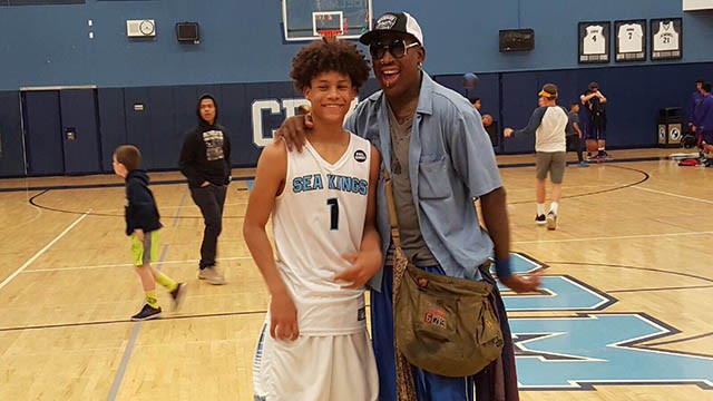 Dennis Rodman và con trai sau một trận đấu.