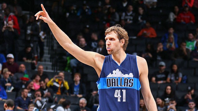 Trong khi đó, Dirk Nowitzki dẫn đầu Team World.